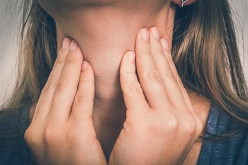 Patientin hat schmerzen in der Schilddrüse