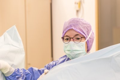 Urologin während einer Operation