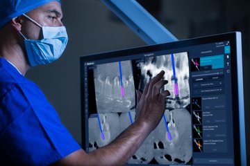 Arzt analysiert Aufnahmen aus dem OP