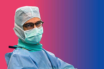 Arzt im OP auf buntem Hintergrund