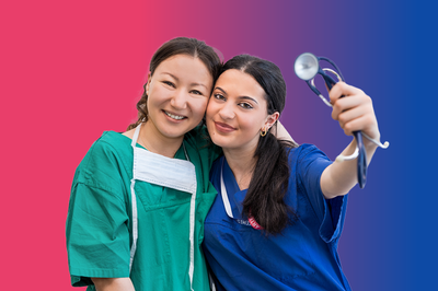 Zwei Auszubildende vor einem bunten Hintergrund