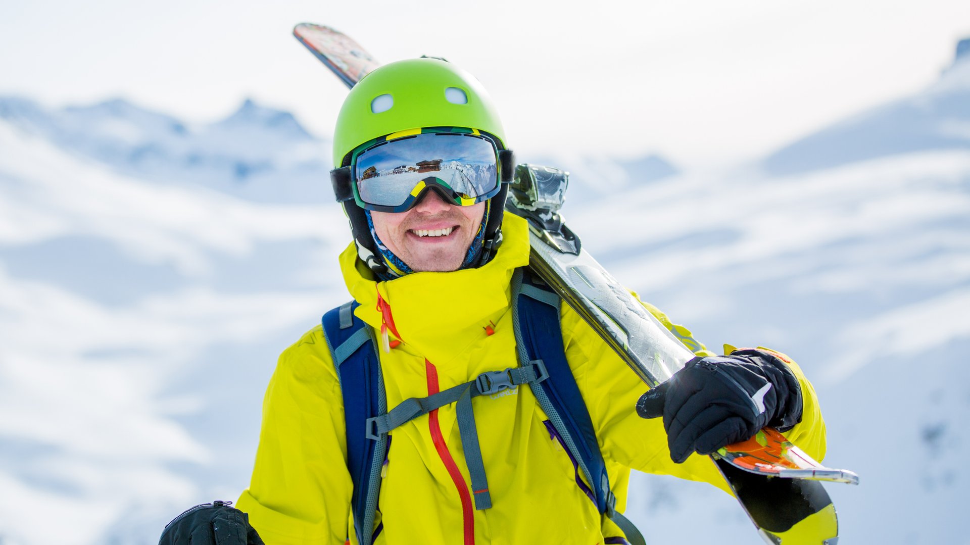 Bild eines lachenden Skifahrers