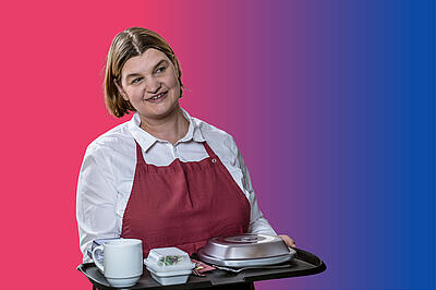 Servicekraft auf buntem Hintergrund