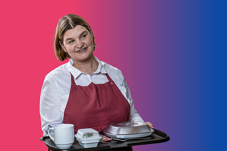 Servicekraft auf buntem Hintergrund