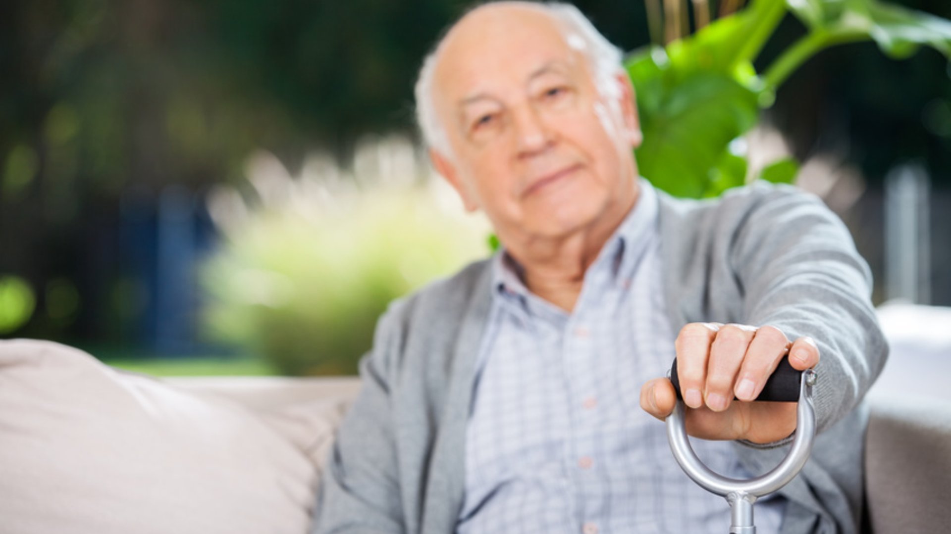 Älterer Patient schaut in die Kamera