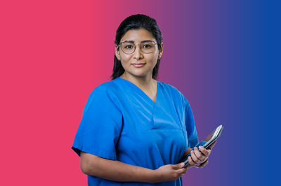 Weibliche Pflegkraft auf buntem Hintergrund