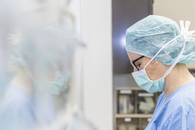 Urologin im Operationssaal